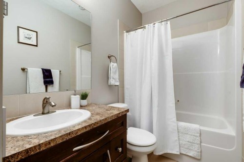 279 Coopers Hill Sw, Airdrie, AB - Indoor Photo Showing Bathroom