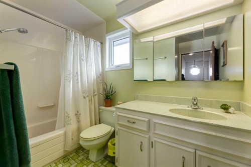 68 Silver Ridge Court Nw, Calgary, AB - Indoor Photo Showing Bathroom
