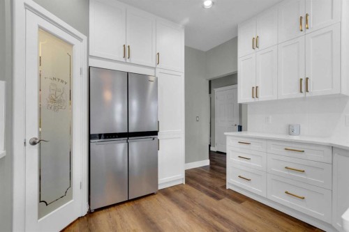 14 Inverness Close Se, Calgary, AB - Indoor Photo Showing Kitchen