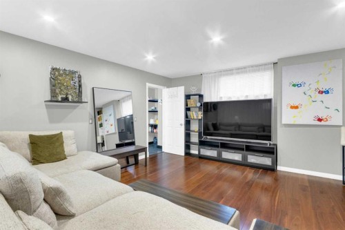 14 Inverness Close Se, Calgary, AB - Indoor Photo Showing Living Room