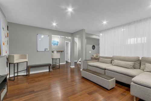 14 Inverness Close Se, Calgary, AB - Indoor Photo Showing Living Room