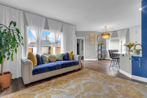 14 Inverness Close Se, Calgary, AB - Indoor Photo Showing Living Room