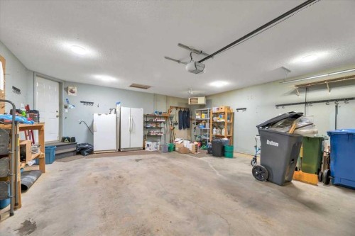 27 Aspen Creek Way, Strathmore, AB - Indoor Photo Showing Garage