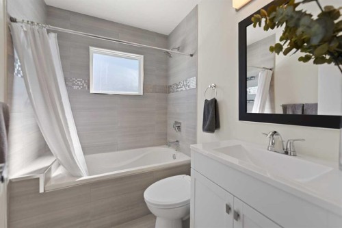 38 Westwood Drive Sw, Calgary, AB - Indoor Photo Showing Bathroom