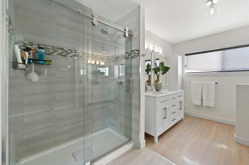 38 Westwood Drive Sw, Calgary, AB - Indoor Photo Showing Bathroom