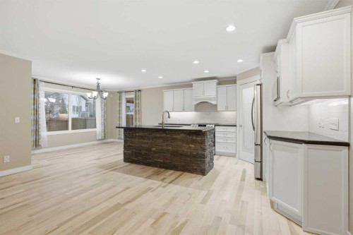 275 Chapalina Terrace Se, Calgary, AB - Indoor Photo Showing Kitchen