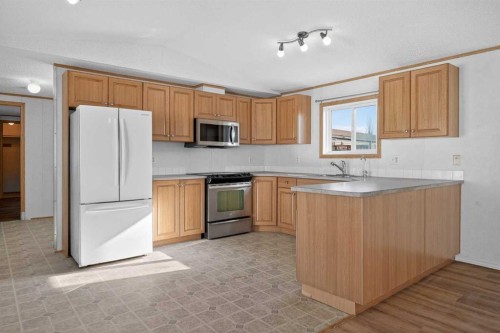 125 Erin Woods Circle Se, Calgary, AB - Indoor Photo Showing Kitchen