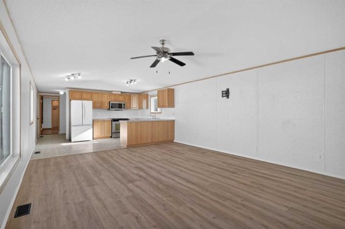 125 Erin Woods Circle Se, Calgary, AB - Indoor Photo Showing Kitchen