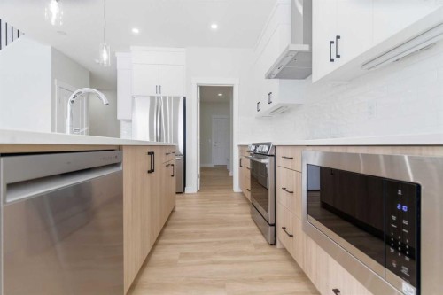 358 Corner Glen Way Ne, Calgary, AB - Indoor Photo Showing Kitchen With Upgraded Kitchen