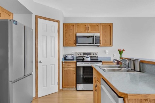 192 Somerglen Common, Calgary, AB - Indoor Photo Showing Kitchen With Double Sink