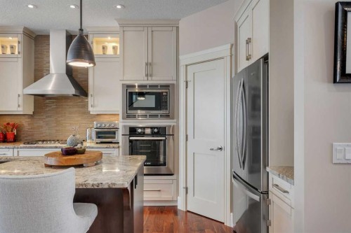 2041 45 Avenue Sw, Calgary, AB - Indoor Photo Showing Kitchen With Upgraded Kitchen