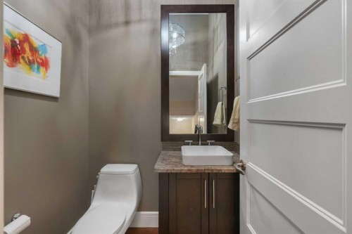 2041 45 Avenue Sw, Calgary, AB - Indoor Photo Showing Bathroom