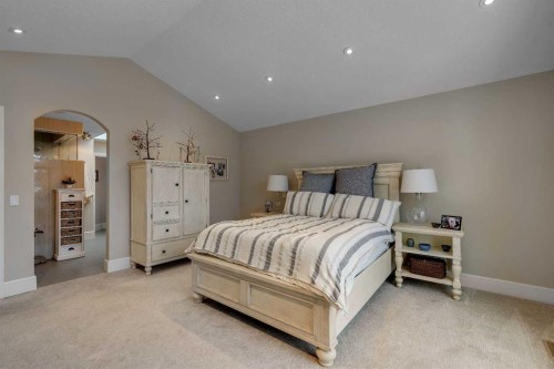2041 45 Avenue Sw, Calgary, AB - Indoor Photo Showing Bedroom