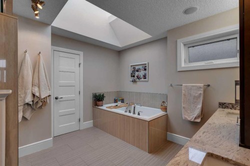 2041 45 Avenue Sw, Calgary, AB - Indoor Photo Showing Bathroom