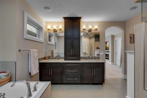 2041 45 Avenue Sw, Calgary, AB - Indoor Photo Showing Bathroom