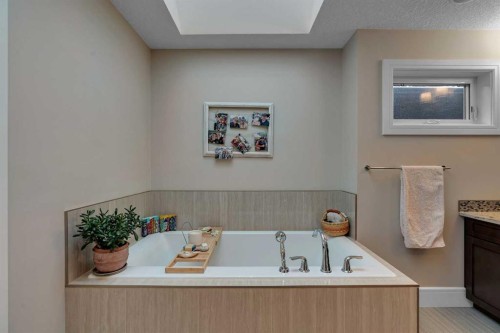 2041 45 Avenue Sw, Calgary, AB - Indoor Photo Showing Bathroom