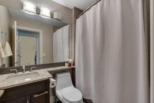 2041 45 Avenue Sw, Calgary, AB - Indoor Photo Showing Bathroom