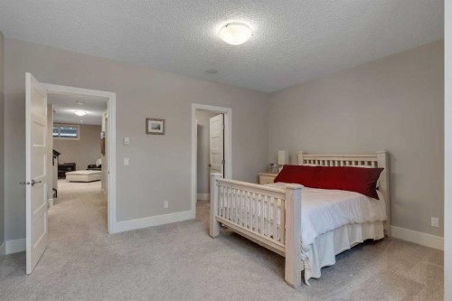 2041 45 Avenue Sw, Calgary, AB - Indoor Photo Showing Bedroom