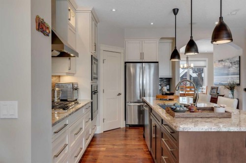 2041 45 Avenue Sw, Calgary, AB - Indoor Photo Showing Kitchen With Upgraded Kitchen