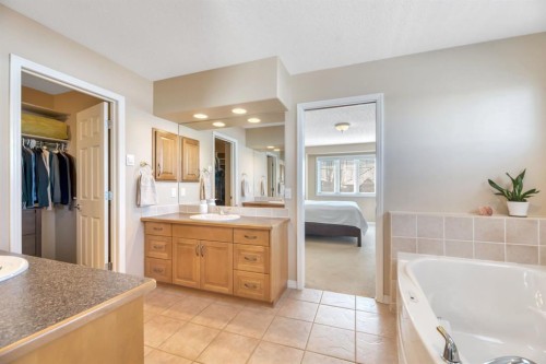 56 Evergreen Crescent Sw, Calgary, AB - Indoor Photo Showing Bathroom