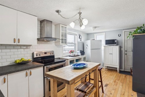 7417 24 Street Se, Calgary, AB - Indoor Photo Showing Kitchen