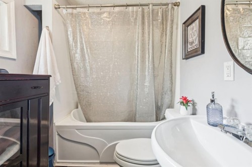 7417 24 Street Se, Calgary, AB - Indoor Photo Showing Bathroom