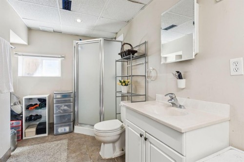 7417 24 Street Se, Calgary, AB - Indoor Photo Showing Bathroom