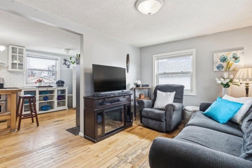 7417 24 Street Se, Calgary, AB - Indoor Photo Showing Living Room