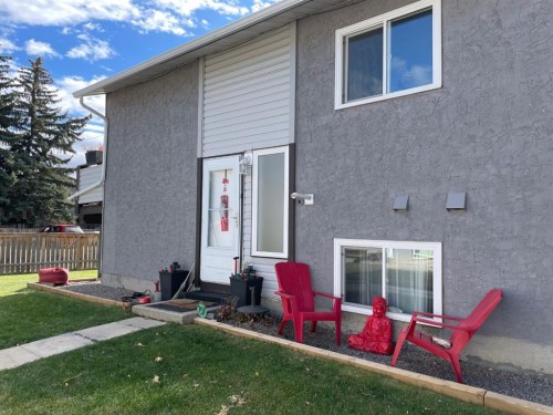 B-100 Oak Avenue  Okotoks, AB T1S 1H9