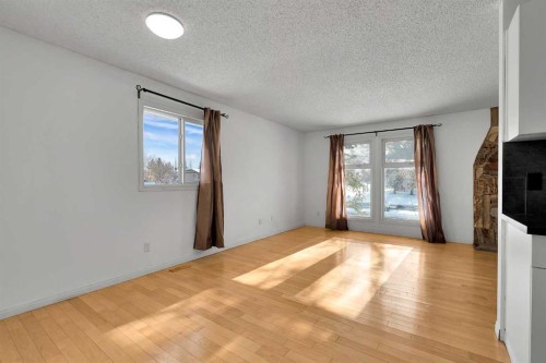295 Edgepark Boulevard Nw, Calgary, AB - Indoor Photo Showing Other Room