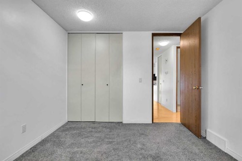 295 Edgepark Boulevard Nw, Calgary, AB - Indoor Photo Showing Other Room