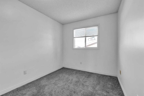 295 Edgepark Boulevard Nw, Calgary, AB - Indoor Photo Showing Other Room