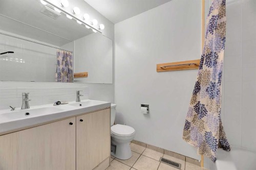 295 Edgepark Boulevard Nw, Calgary, AB - Indoor Photo Showing Bathroom
