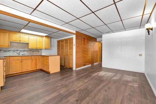 295 Edgepark Boulevard Nw, Calgary, AB - Indoor Photo Showing Kitchen