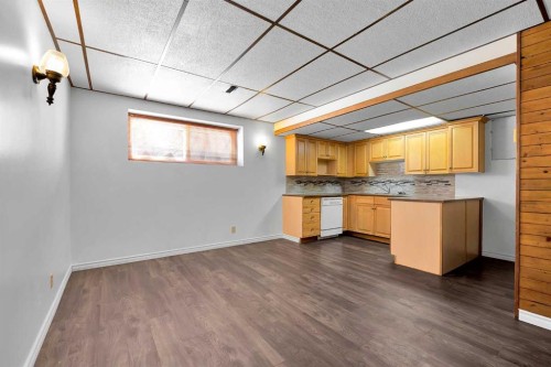 295 Edgepark Boulevard Nw, Calgary, AB - Indoor Photo Showing Kitchen