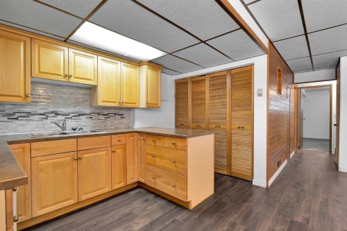 295 Edgepark Boulevard Nw, Calgary, AB - Indoor Photo Showing Kitchen With Double Sink