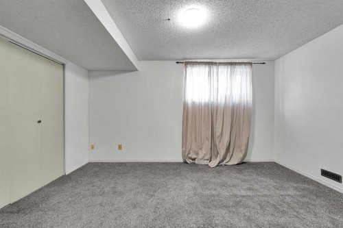 295 Edgepark Boulevard Nw, Calgary, AB - Indoor Photo Showing Other Room