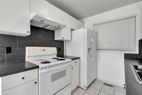 295 Edgepark Boulevard Nw, Calgary, AB - Indoor Photo Showing Kitchen