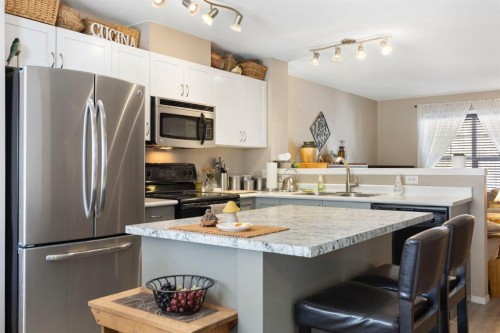 352 Elgin Gardens Se, Calgary, AB - Indoor Photo Showing Kitchen