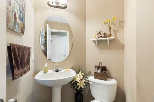 352 Elgin Gardens Se, Calgary, AB - Indoor Photo Showing Bathroom