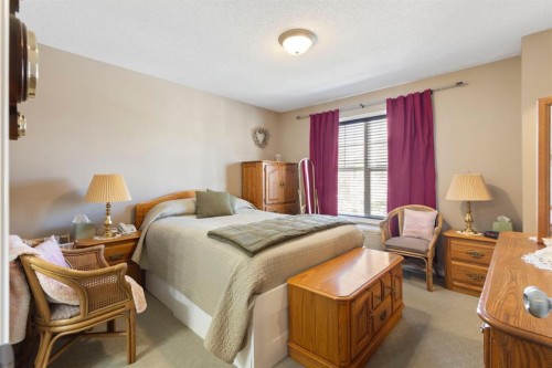 352 Elgin Gardens Se, Calgary, AB - Indoor Photo Showing Bedroom