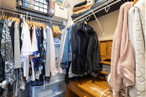 352 Elgin Gardens Se, Calgary, AB - Indoor With Storage