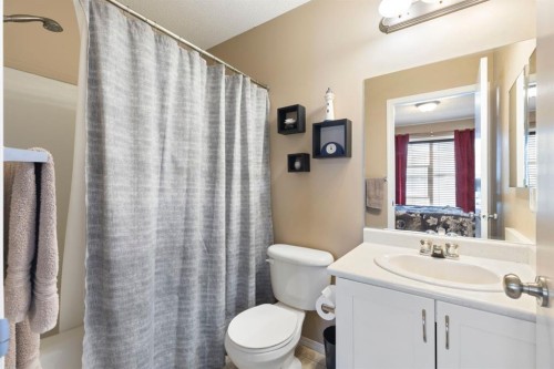 352 Elgin Gardens Se, Calgary, AB - Indoor Photo Showing Bathroom