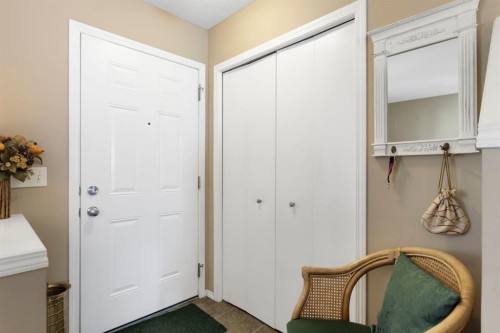 352 Elgin Gardens Se, Calgary, AB - Indoor Photo Showing Other Room