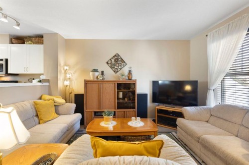 352 Elgin Gardens Se, Calgary, AB - Indoor Photo Showing Living Room