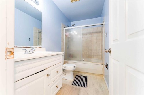 147 Templewood Drive Ne, Calgary, AB - Indoor Photo Showing Bathroom