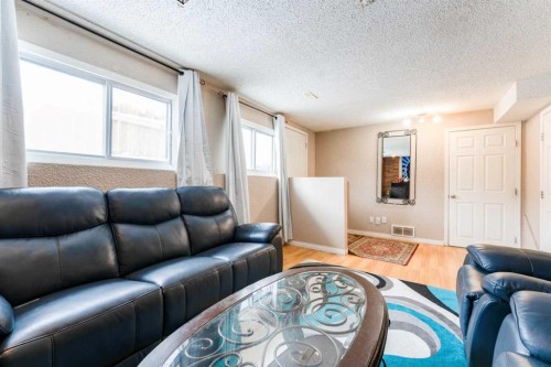 147 Templewood Drive Ne, Calgary, AB - Indoor Photo Showing Living Room