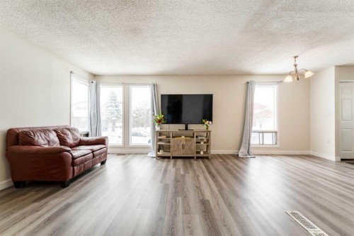 147 Templewood Drive Ne, Calgary, AB - Indoor Photo Showing Living Room