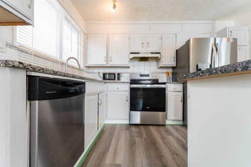 147 Templewood Drive Ne, Calgary, AB - Indoor Photo Showing Kitchen