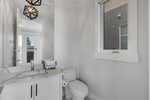 1148 Radnor Avenue Ne, Calgary, AB - Indoor Photo Showing Bathroom